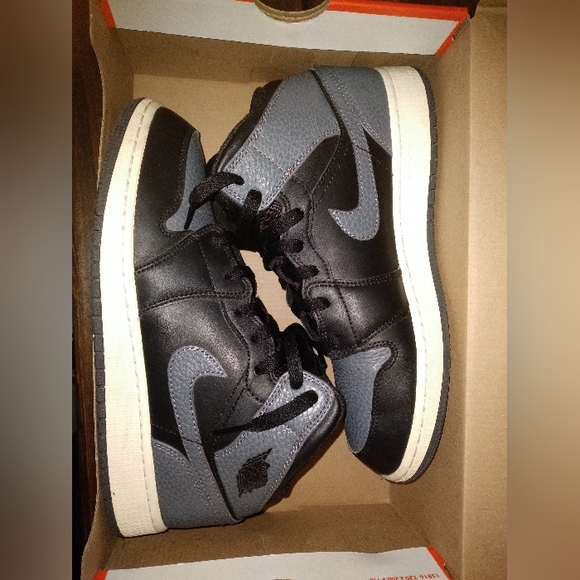 Jordan 1 mids - Picture 6 of 7